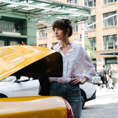 Τα outfits της Dakota Johnson στο Materalists μετατρέπονται στην απόλυτη έμπνευση για κάθε fashion lover 