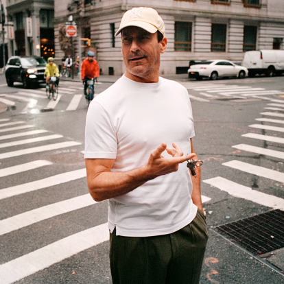 Jon Hamm στο W Magazine: «Η μητέρα μου έφυγε νωρίς από τη ζωή, αλλά μου έμαθε να δοκιμάζω τα πάντα»