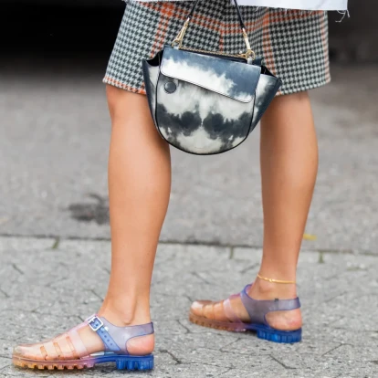 Τα jelly shoes είναι η μεγαλύτερη τάση του καλοκαιριού που κάθε γυναίκα αξίζει να έχει στη συλλογή της