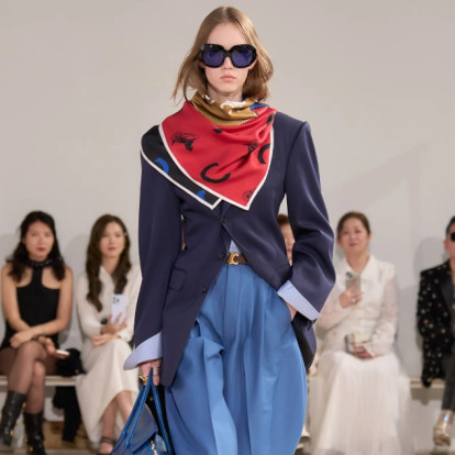 Ο οίκος Celine εγκαινιάζει μία νέα εποχή με την SS26 collection, η οποία είναι απόλυτα preppy 