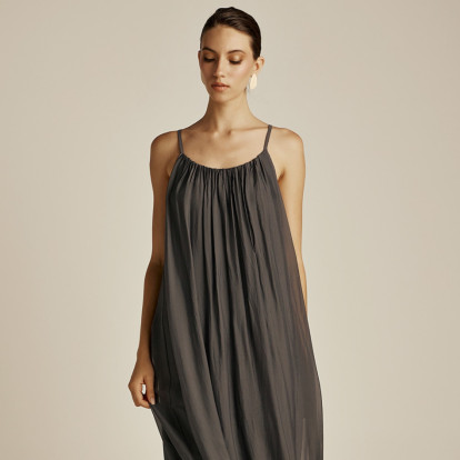 Minimal, effortless και απόλυτα σύγχρονο, αυτό το fashion brand επανασυστήνει την έννοια της αυθεντικής πολυτέλειας