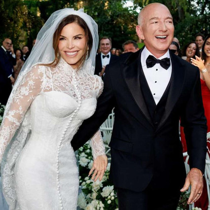 Jeff Bezos & Lauren Sánchez: Οι λαμπερές εμφανίσεις στον γάμο τους που συζητήθηκαν 