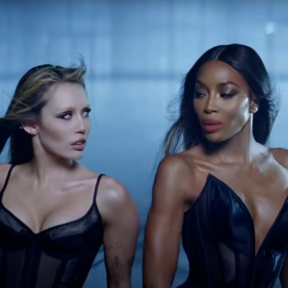  Miley Cyrus και Naomi Campbell μας χαρίζουν μοναδικές σκηνές στο νέο video clip της ερμηνεύτριας 