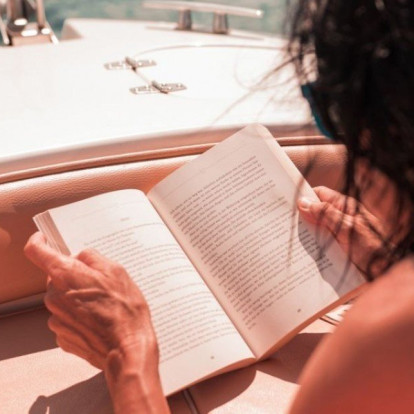 Οι συντάκτες του GLOW Magazine και του GLOW.GR μοιράζονται τα δικά τους αγαπημένα βιβλία για το φετινό καλοκαίρι