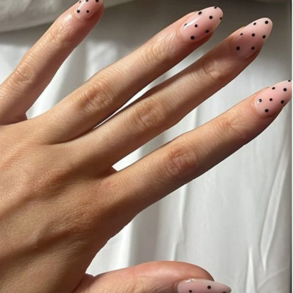 Το polka dot μανικιούρ της Dua Lipa είναι η πιο hot τάση αυτήν τη στιγμή - Πώς να την υιοθετήσετε 