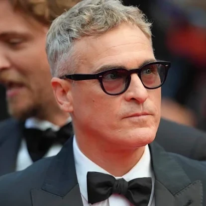 Ο Joaquin Phoenix δίνει μία σειρά απρόσμενων απαντήσεων στις ερωτήσεις του Stephen Colbert