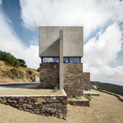 Μια αποθήκη μετατράπηκε σε σύγχρονη κατοικία στον Τριαντάρο της Τήνου 