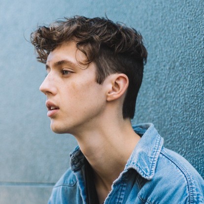 Troye Sivan: Ο τραγουδιστής που σαρώνει στο εξωτερικό 