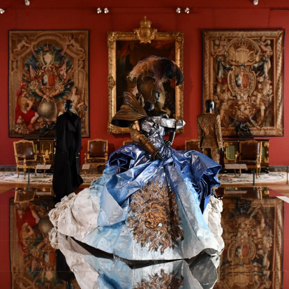 Louvre Couture: Το Μουσείο του Λούβρου κατέγραψε ρεκόρ επισκεψιμότητας στην πρώτη έκθεση Υψηλής Ραπτικής στην ιστορία του