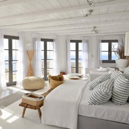5 decor steps για να χαρίσετε νησιώτικη αύρα στο υπνοδωμάτιό σας, κάνοντάς το να μοιάζει βγαλμένο από πολυτελές κυκλαδίτικο resort