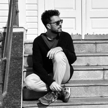 SKG Stories: Ο συνθέτης Μάνος Μυλωνάκης μάς εισάγει στον μουσικό του κόσμο που ταξιδεύει πέρα από τα σύνορα