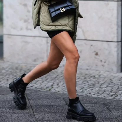 Τα πρώτα flat boots που αξίζουν μια θέση στη shopping list σας