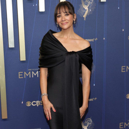 Οι πιο εντυπωσιακές red carpet εμφανίσεις που ξεχώρισαν στη χθεσινή βραδιά Emmy 2025 
