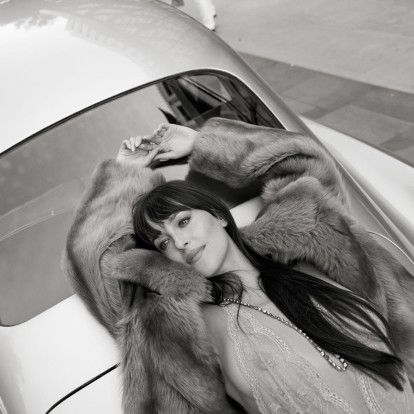 Μία βόλτα στο Λονδίνο με την Dakota Johnson και μία vintage bentley 