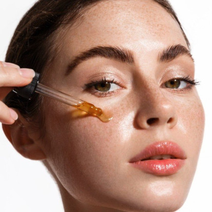 Οι ειδικοί επιβεβαιώνουν ότι αυτό το skincare συστατικό δεν πρέπει να λείπει από τη ρουτίνα σας 