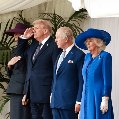 Ο Κάρολος και η Καμίλα υποδέχθηκαν τους Donald και Melania Trump στο Ηνωμένο Βασίλειο με κάθε επισημότητα 