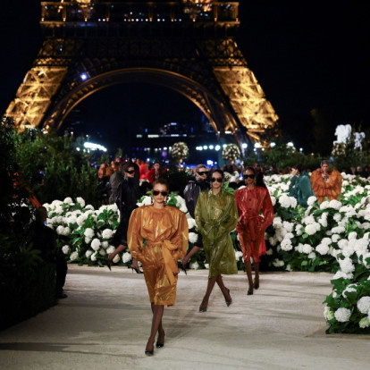 Ο Anthony Vaccarrelo και ο Saint Laurent παρουσίασαν στο Παρίσι μια συλλογή-ύμνο στη σύγχρονη γυναίκα