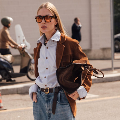 Τα barrel jeans είναι τα πιο trendy pieces του φθινοπώρου 