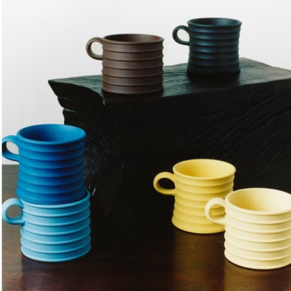 Ο Jonathan Anderson δίνει την υπογραφή του σε μια νέα tableware συλλογή που αντλεί έμπνευση από την αρχαία ελληνική αγγειοπλαστική