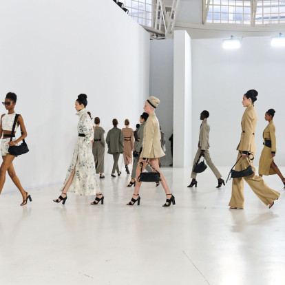 MFW SS26: Στη νέα συλλογή της Max Mara η ροκοκό φαντασία συναντά τον σύγχρονο μινιμαλισμό