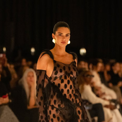 PFW: Ο Daniel Roseberry μετέφερε την υψηλή ραπτική στην SS26 ready to wear collection του οίκου Schiaparelli 