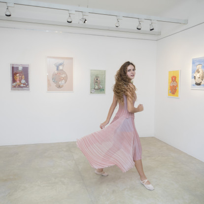 Θραύσματα Μνήμης: Η νεαρή Ελένη Μελά παρουσίασε την ξεχωριστή έκθεσή της στην Αθήνα, ενώνοντας το παρελθόν με το παρόν