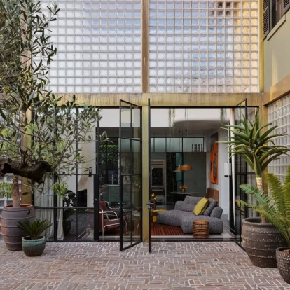 Γυάλινα τούβλα φωτίζουν ολοκληρωτικά ένα ιστορικό σπίτι του 1930 στη Μελβούρνη Γυάλινα τούβλα φωτίζουν ολοκληρωτικά ένα ιστορικό σπίτι του 1930 στη Μελβούρνη