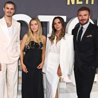 Η λαμπερή πρεμιέρα της νέας σειράς της Victoria Beckham στο Λονδίνο και η επασύνδεση των Spice Girls