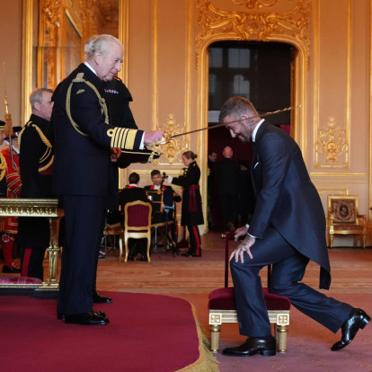 Ο David Beckham τιμήθηκε με το χρίσμα του ιππότη από τον Βασιλιά Κάρολο στο παλάτι του Windsor