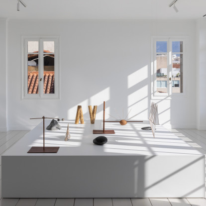 Η πρώτη ατομική έκθεση του Μιχάλη Αναστασιάδη είναι γεγονός: Ο κορυφαίος Κύπριος designer παρουσιάζει τα νέα έργα του στην γκαλερί Melas Martinos