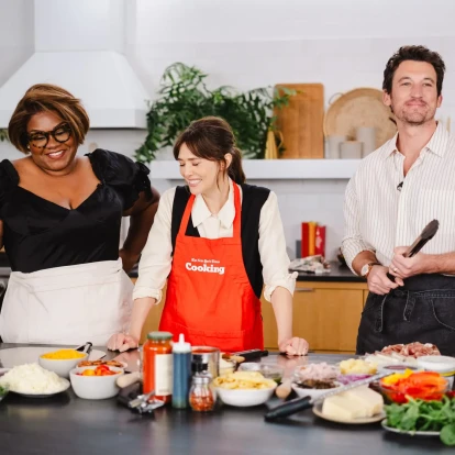 Οι πρωταγωνιστές της ταινίας 'Eternity' φτιάχνουν πίτσα σε μία απολαυστική συνέντευξη