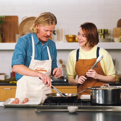 Οι συμπρωταγωνιστές Emma Stone και τον Jesse Plemons μπαίνουν στην κουζίνα και μαγειρεύουν 