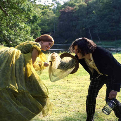 Η Mia Goth και ο Oscar Isaac συζητούν τον σημαντικό ρόλο που διαδραμάτισαν τα κοστούμια τους στην ταινία 'Frankenstein'