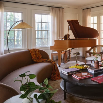 Ένα καλιφορνέζικο σπίτι με έντονη ευρωπαϊκή ταυτότητα και δυναμική παρουσία της τέχνης