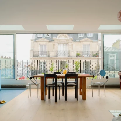 Αυτό το διαμέρισμα σε διατηρητέο κτήριο του Παρισιού υμνεί τα χρώματα και το σύγχρονο σχέδιο