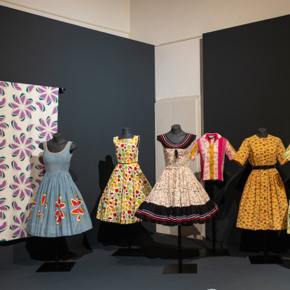 Η άγνωστη πλευρά του Andy Warhol: Η έκθεση που συνδυάζει τα υφάσματα με την Pop Art