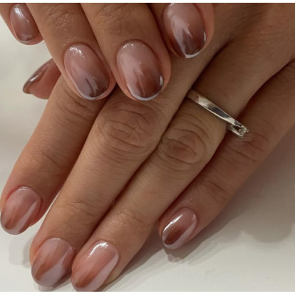 Nail trend alert: Η Sydney Sweeney μας απέδειξε ότι μπορούμε να πετύχουμε ένα εντυπωσιακό manicure... με σκιά ματιών