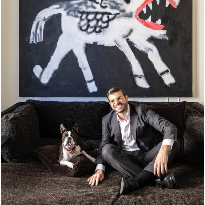 O Φίλιππος Τσαγκρίδης μάς υποδέχεται στο κομψό διαμέρισμά στου στο Κολωνάκι που είναι «πλημμυρισμένο» από Τέχνη