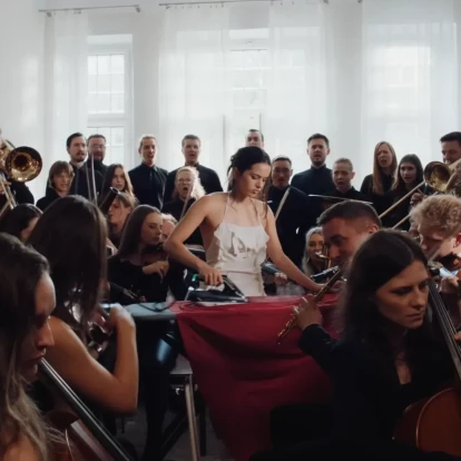 Η Rosalía κυκλοφόρησε το νέο της τραγούδι, Berghain, με ένα video clip που εντυπωσιάζει και styling που ξεχωρίζει