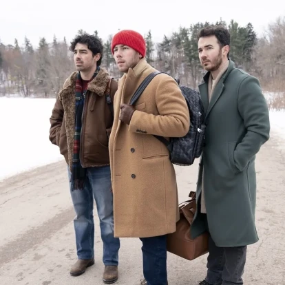 Οι Jonas Brothers φέρνουν τη μαγεία των Χριστουγέννων με το νέο τους τραγούδι