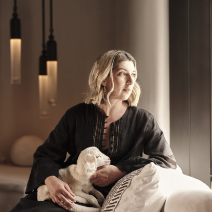 Η δημιουργός Φαίη Χατζή ξεδιπλώνει την τέχνη του αργαλειού, αποδεικνύοντας ότι το παρελθόν είναι άρτια συνυφασμένο με το παρόν