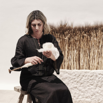 Η δημιουργός Φαίη Χατζή ξεδιπλώνει την τέχνη του αργαλειού, αποδεικνύοντας ότι το παρελθόν είναι άρτια συνυφασμένο με το παρόν