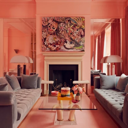 Αυτό το λονδρέζικο σπίτι συνδυάζει με μοναδικό τρόπο μια πολύχρωμη παλέτα αποχρώσεων με την αισθητική των ’80s