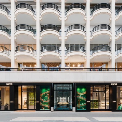 Στη θρυλική Avenue Montaigne του Παρισιού, δεσπόζει το εντυπωσιακό νέο flagship του οίκου Loewe