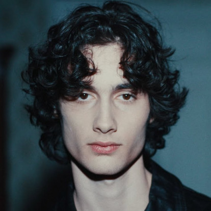 Ο Sombr για πρώτη φορά στο Saturday Night Live: η ερμηνεία του ﻿viral τραγουδιού του «12 to 12»