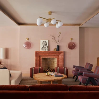 Ένα πολύχρωμο loft στο Manhattan αποτελεί σύγχρονη ωδή στη ρομαντική κομψότητα