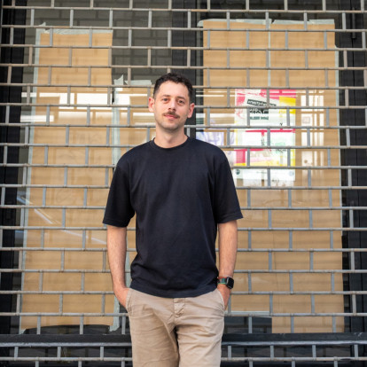 SKG Stories: Ο Νίκος Μαυράκης μιλάει για τη νέα εποχή του Θεάτρου Αμαλία και για τη δύναμη της Θεσσαλονίκης που κρύβεται στους ανθρώπους της που επιμένουν