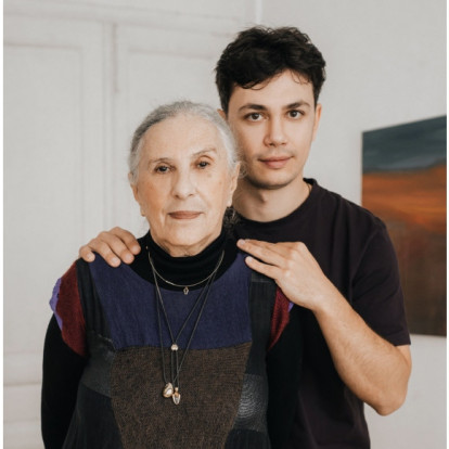 Λόλα Νικολάου x Θανάσης Δάπης: Μια διαφορετική συζήτηση γιαγιάς - εγγονού, βασισμένη στην κοινή αγάπη τους για την Τέχνη