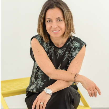 Η Χριστίνα Μουδαρά, Lighting Designer Manager του HUB Lighting & Innovation by Kafkas, διαμορφώνει τη δημιουργική αφήγηση μέσω του αρχιτεκτονικού φωτισμού σε showrooms