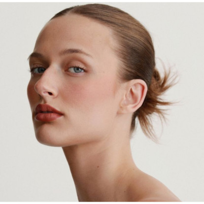 Οι makeup experts επιβεβαιώνουν ότι αυτή η πούδρα είναι το απόλυτο must-have για το πιο ξεκούραστο βλέμμα